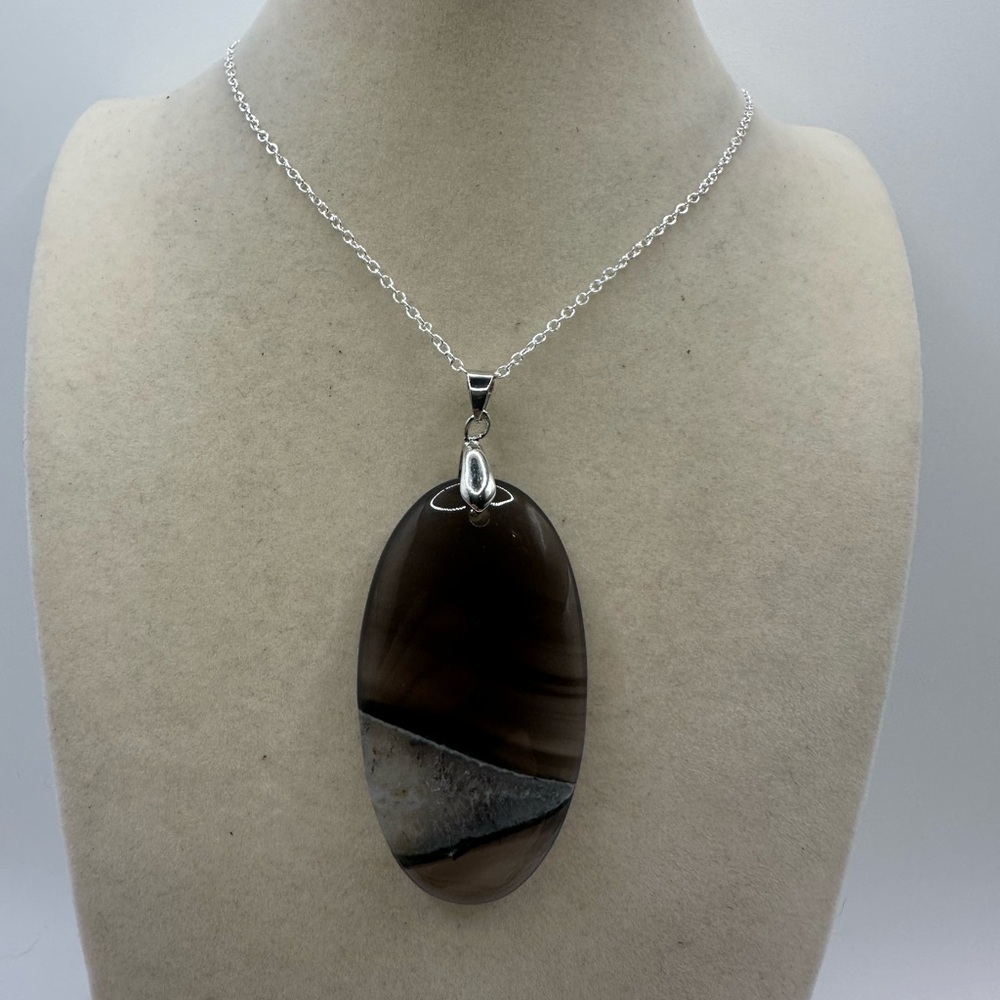 Agate Quartz Pendant Necklace on Silver Chain - Picture 6 of 7